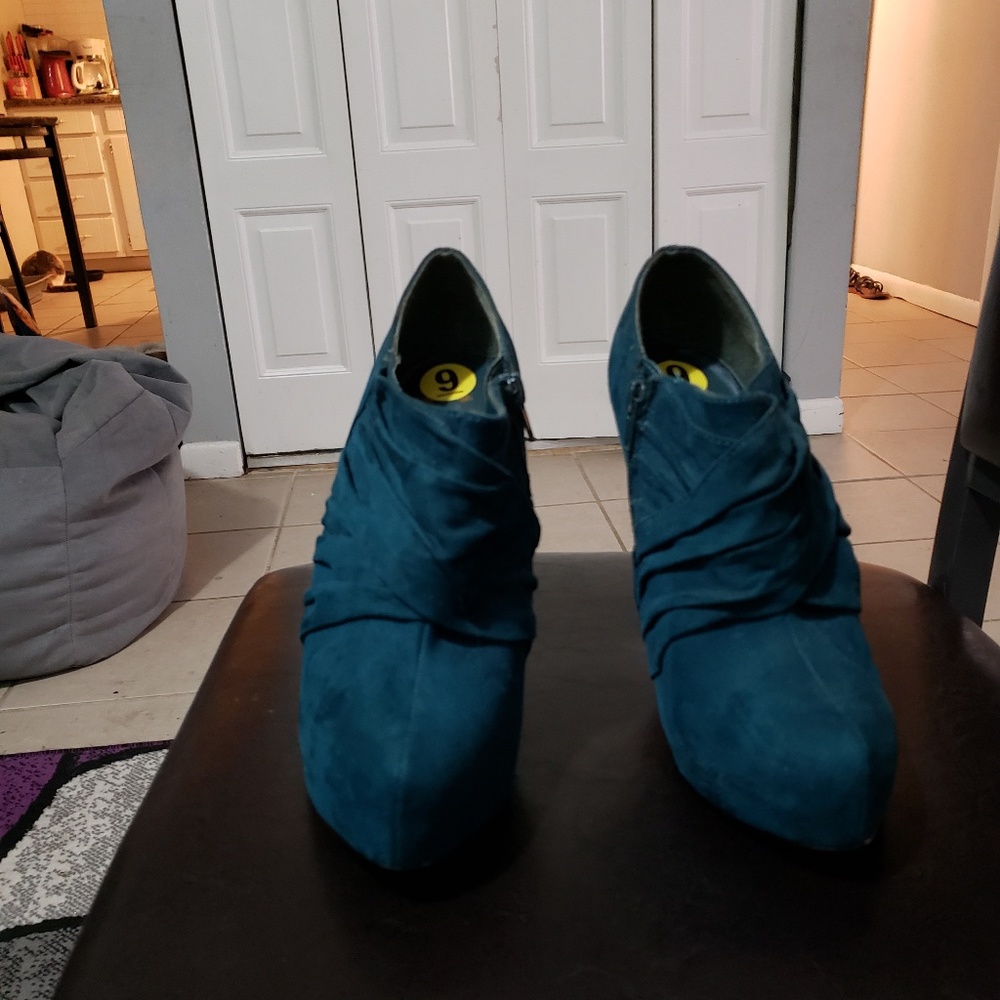 Size 9  Guess shoes stilettos